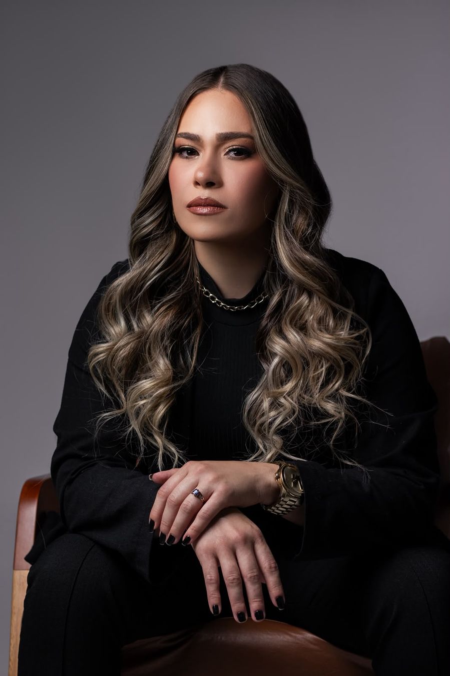 Jéssica sentada, em retrato profissional